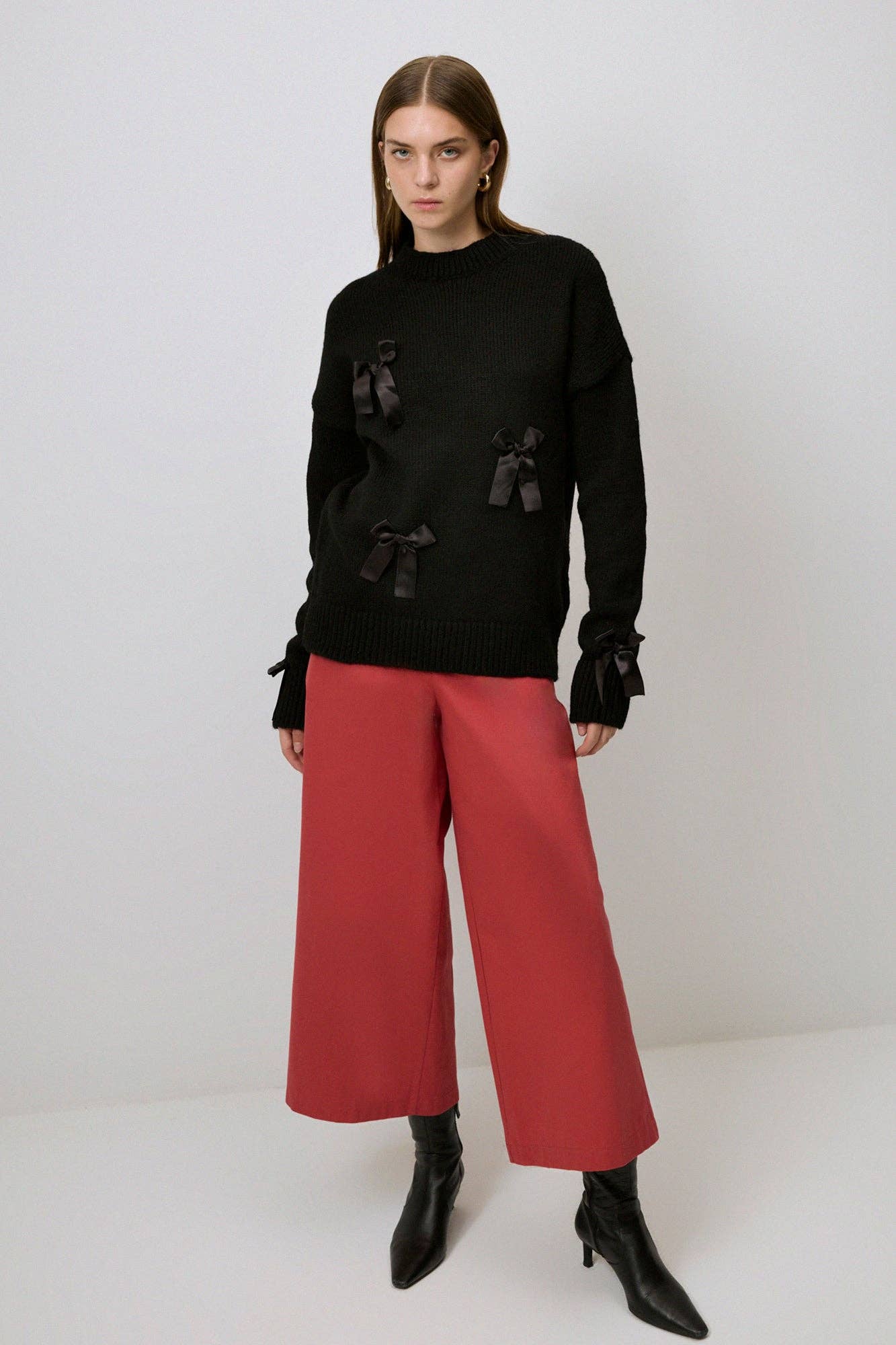 Svart ROSETTDETALJERAD STICKAD TRÖJA för wholesale på Faire1