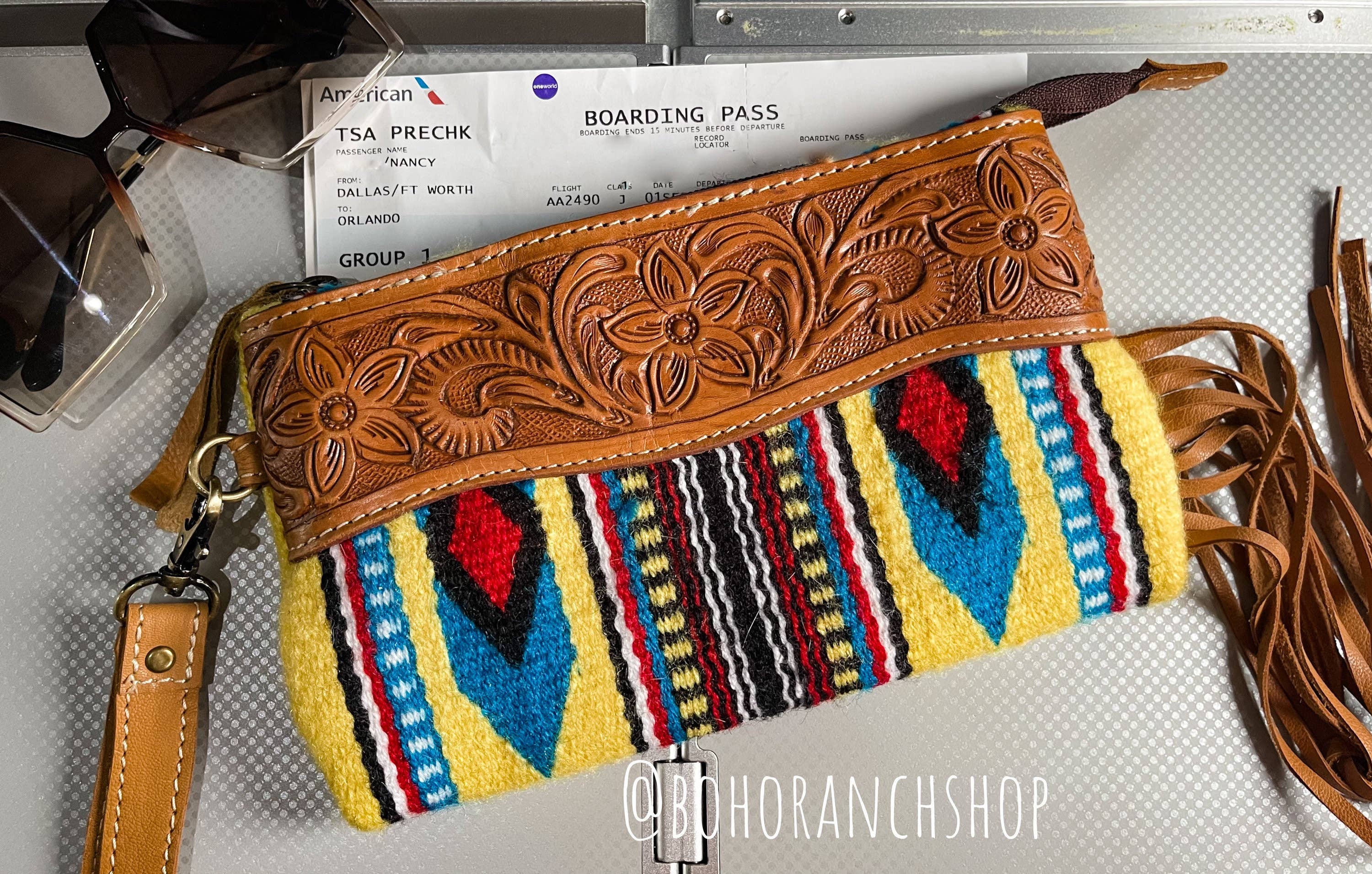 Boho Ranch Shop - Vente Bracelets - Porte-monnaie à pompons en cuir usiné Western Aztec5