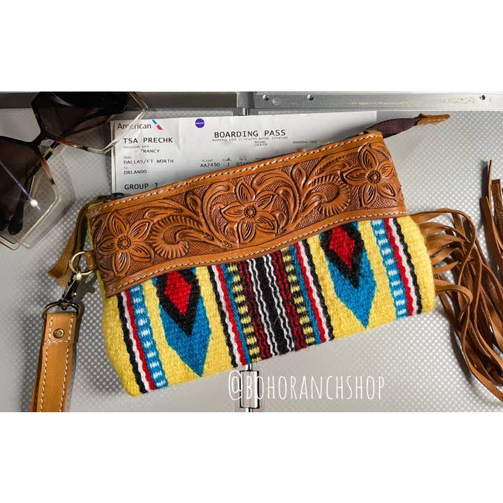 Boho Ranch Shop - Vente Bracelets - Porte-monnaie à pompons en cuir usiné Western Aztec5