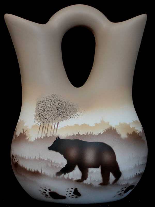 67025 Vase de mariage Back Country Tracks Bear 5 1/2 x 8 pour la vente par Cedar Mesa Pottery