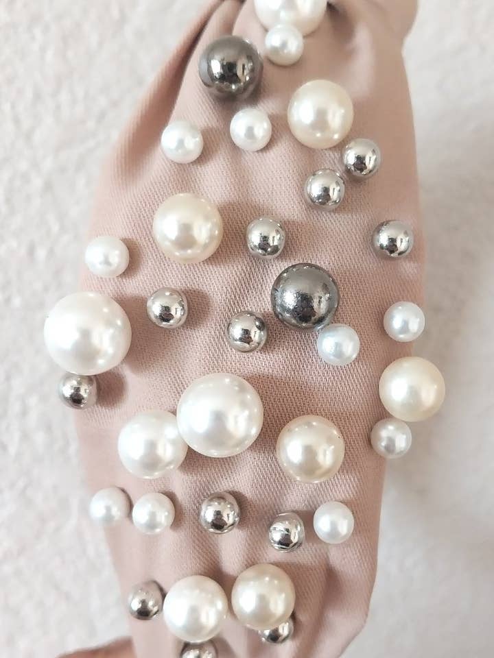 Tan Pearl Pyntet Pandebånd for engroshandel hos Love Alumni Art & Design