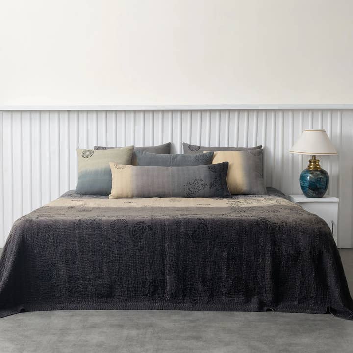 Couvre-lit Kantha Vintage Fray Patch & Ombre -Yellow Stone- pour la vente par Maison Mieko