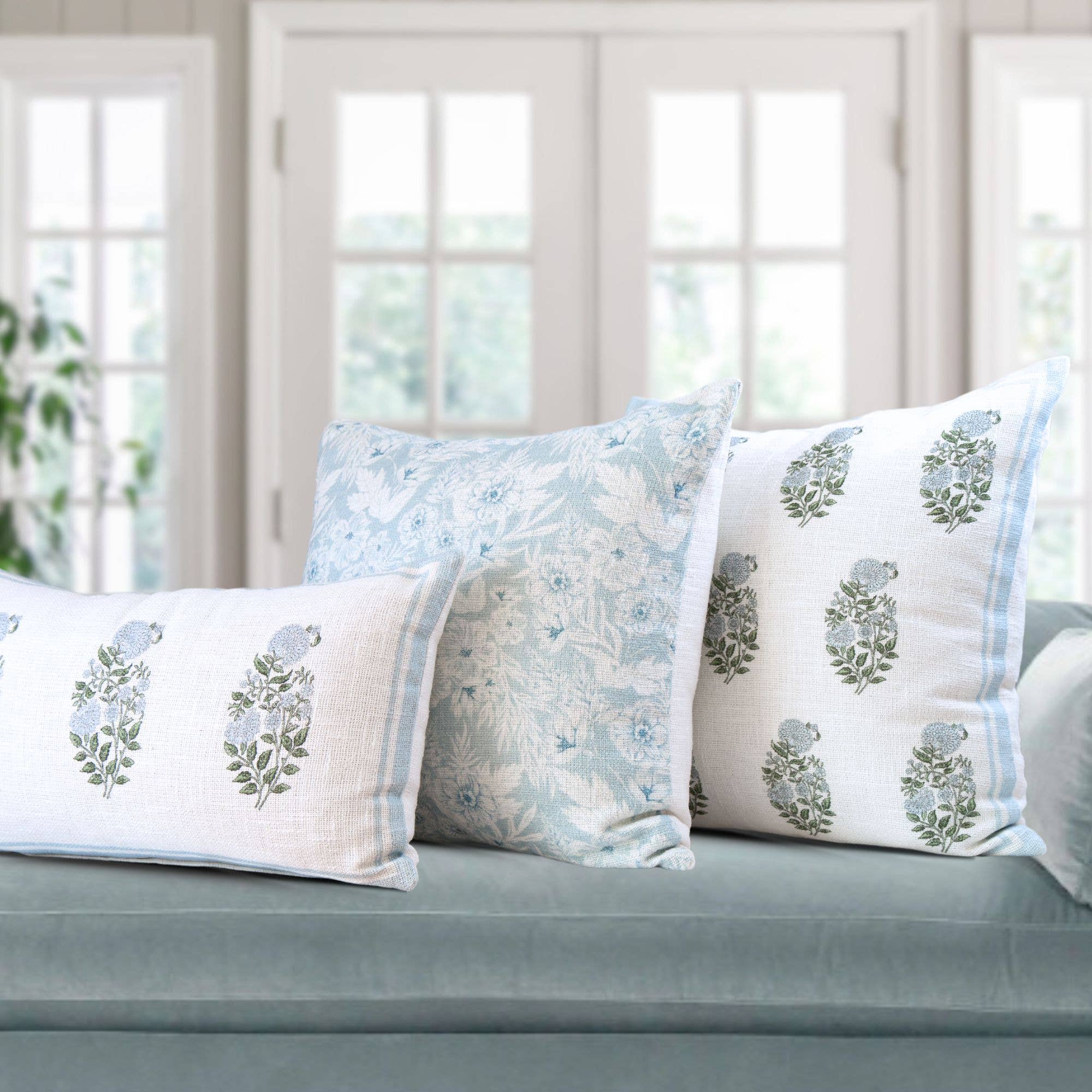 Tajik  Home  LLC - Vente Housse de coussin - Housse de coussin Genevieve à impression bloc bleu ciel - Fait main1