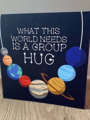 Vad världen behöver nu är en kram för wholesale av LAURA NILES DESIGN