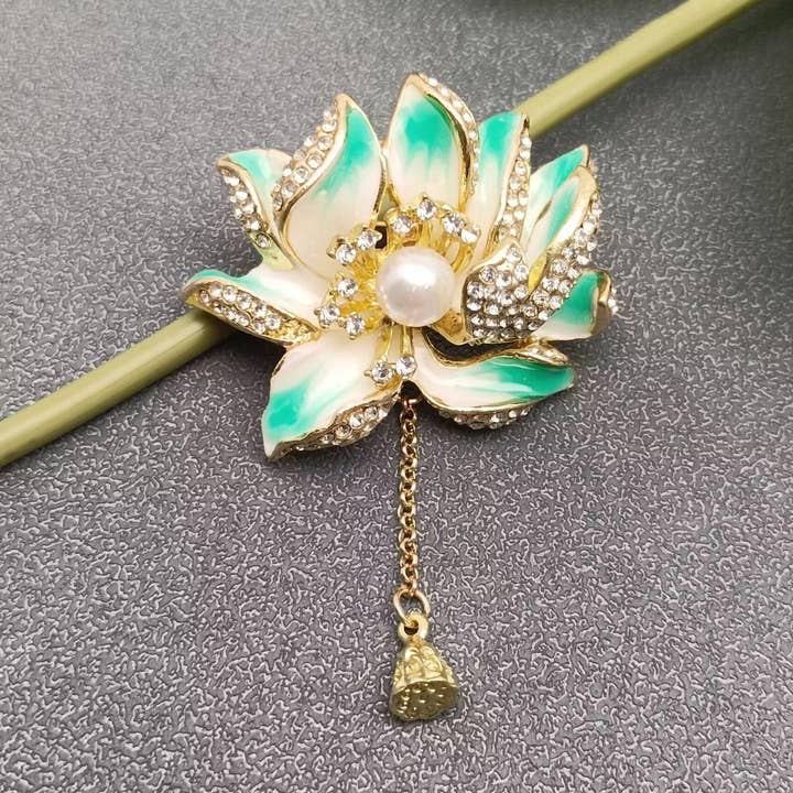 Broche en forme de lotus en émail incrustée de strass et de perles pour la vente par Mio Queena