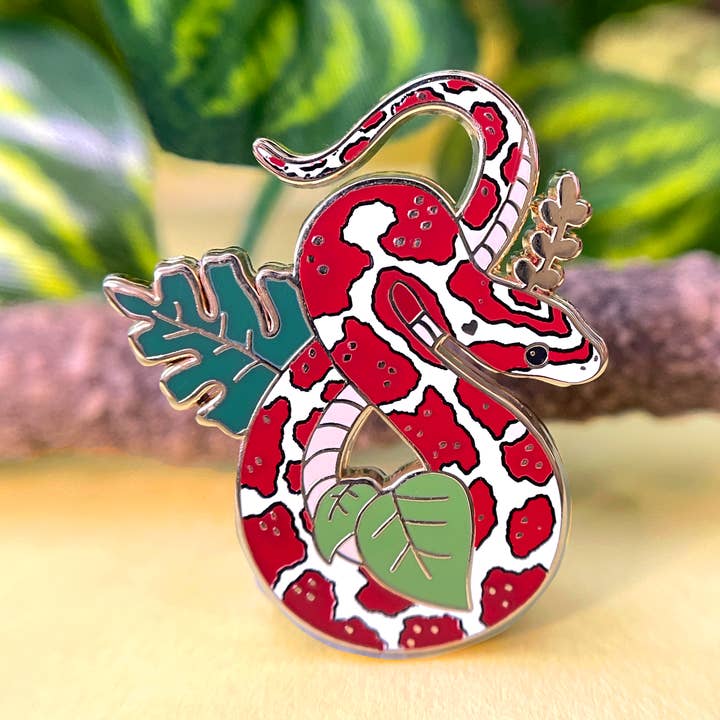 Alfinete de esmalte de cobra de milho carmesim por atacado de The Crowned Rabbit