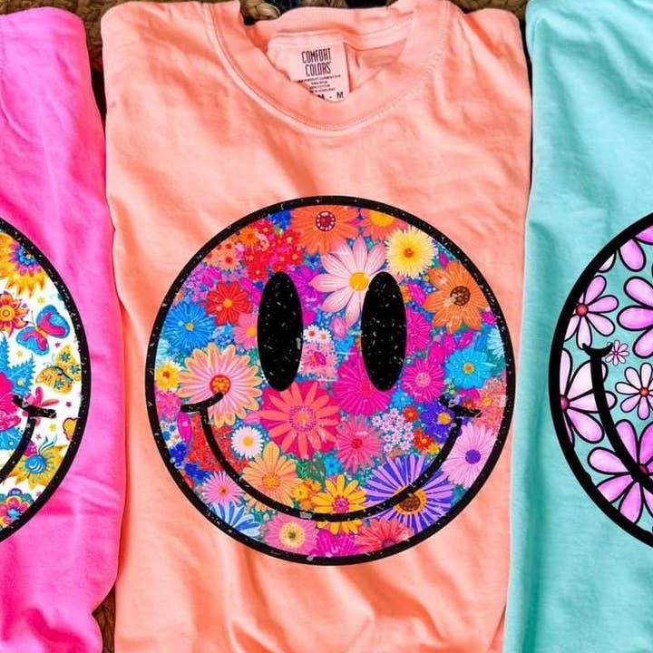 Camiseta gráfica de color primaveral con sonrisa floral. para venta al por mayor de Davis Designs