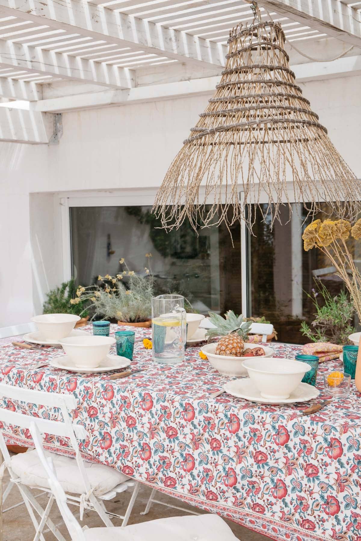 Fløde indiske blomster Carla dug med blomster i hvid, pink og grøn for engroshandel på Faire6