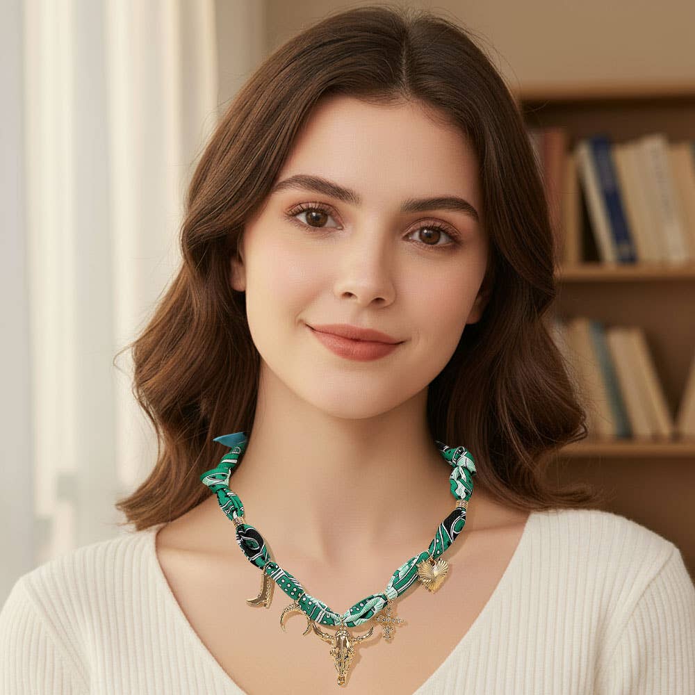 Sensibling Corp. - Vendita all'ingrosso Sciarpa - Donna - Collana con ciondolo a forma di cuore, croce, ferro di cavallo, stivale da cowboy e testa di bue occidentale su sciarpa di stoffa tipo bandana.7