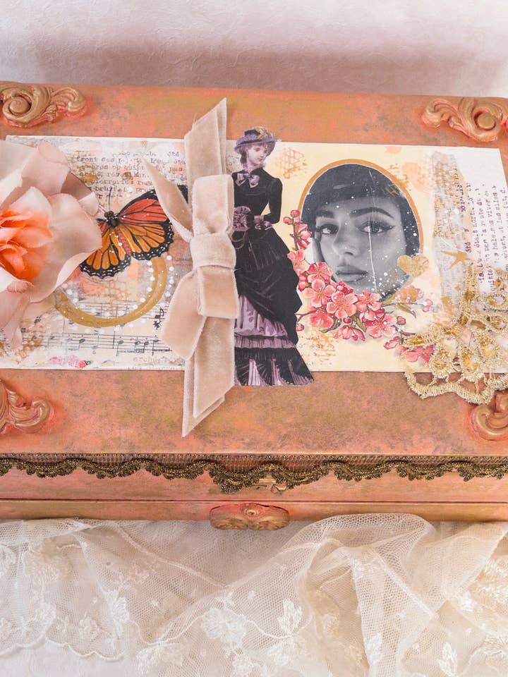 Künstlerische Collagekunst & handbemalte Vintage-Schmuckschatulle für den Großhandel von A Silk Purse