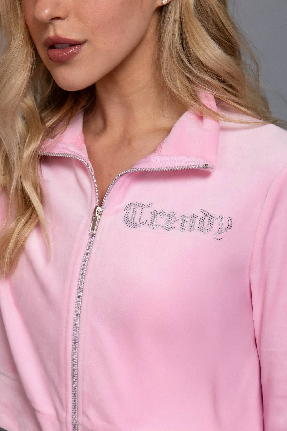 Active Basic | Active USA – Engroshandel Loungesæt - Dame – Mock Neck Zip Up Jakke & Rhinestone Flare Bukser Velour Sæt16