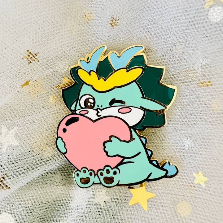 Jolie épinglette en émail dur en forme de cœur et d'amour pour les amoureux des dragons pour la vente par CapyFun