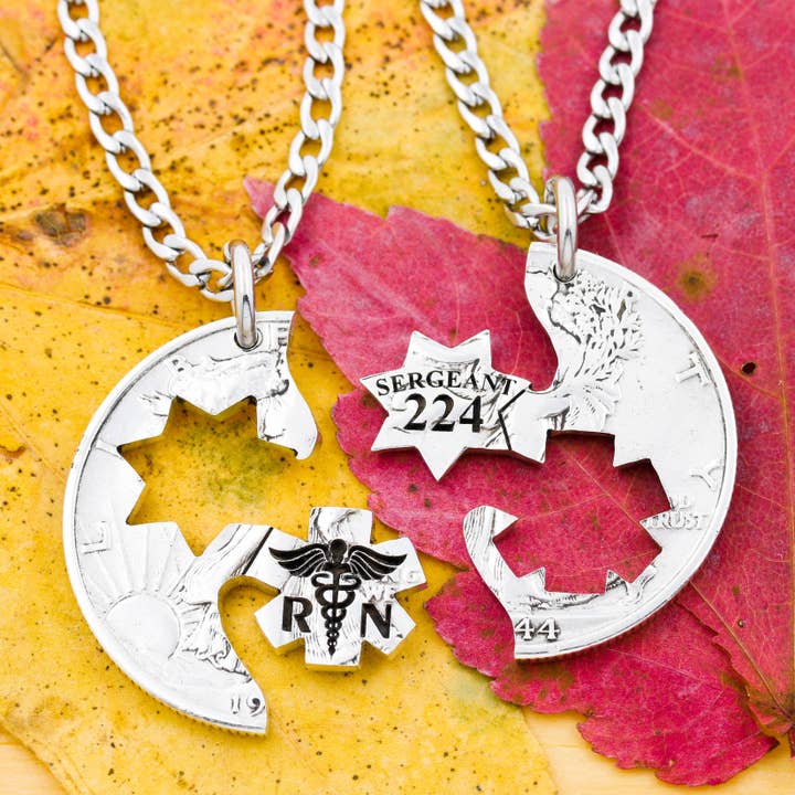 Collane per coppie con distintivo da infermiera RN e distintivo di polizia, numero distintivo personalizzato per la vendita all'ingrosso da parte di NameCoins