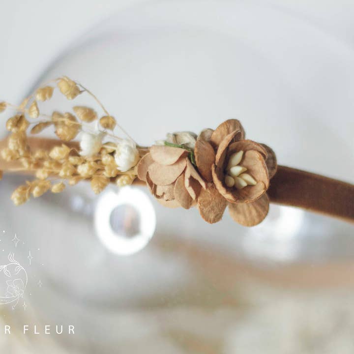 Copricapo in velluto toni marroni per la vendita all'ingrosso da parte di L´atelier Fleur