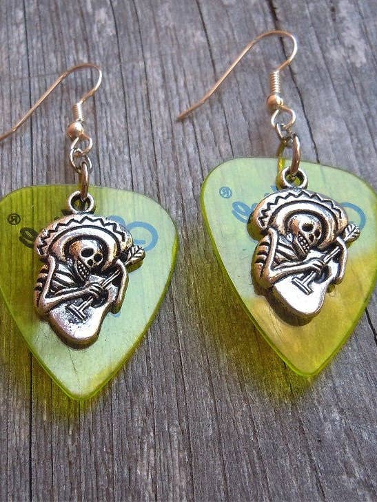 Breloques Sugar Skull jouant de la guitare pour la vente par Simply Raevyn