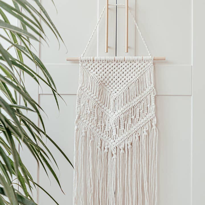 Tapisserie murale tissée en macramé pour la vente par River & Ivy