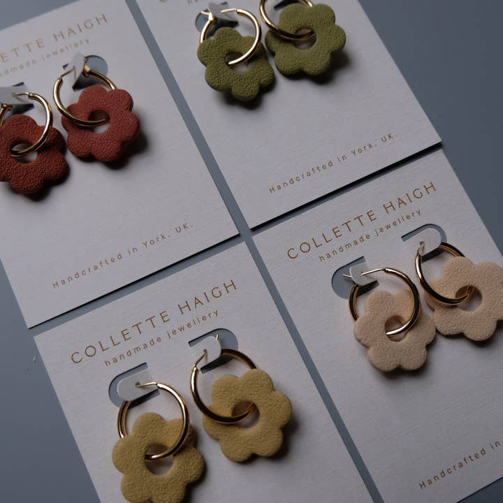 Boucles d'oreilles fleurs réversibles en pâte polymère faites à la main pour la vente par CH Handmade