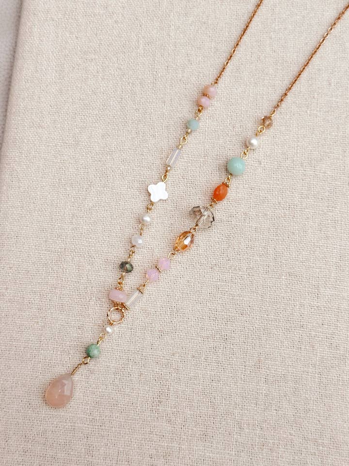 Collier en perles de culture et pierres semi-précieuses avec goutte de calcédoine pour la vente par Gracie Rose Designs