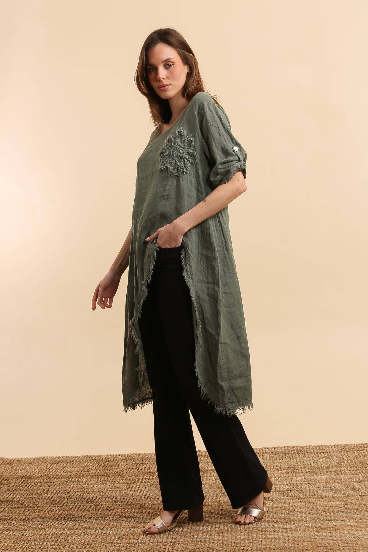 LÉA & LUC – Großhandel Kleid – Damen – 100 % Leinenkleid mit Blumenmotiv auf der linken Brust, REF. 724831