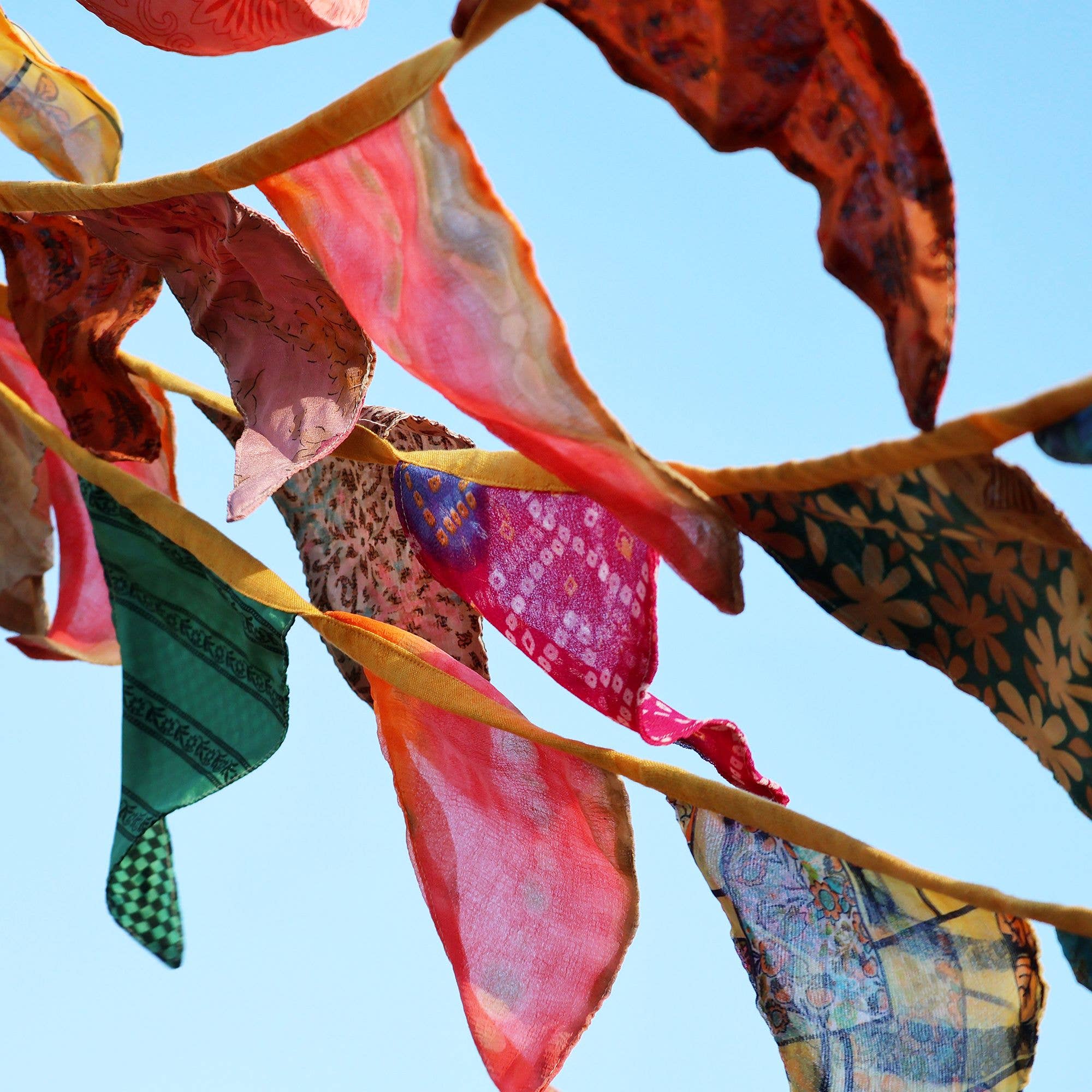 Tribal Trade GmbH – Großhandel Wimpel/Girlande – Wimpelkette Stoff bunt 10m Fahnenkette Girlande Recycling8