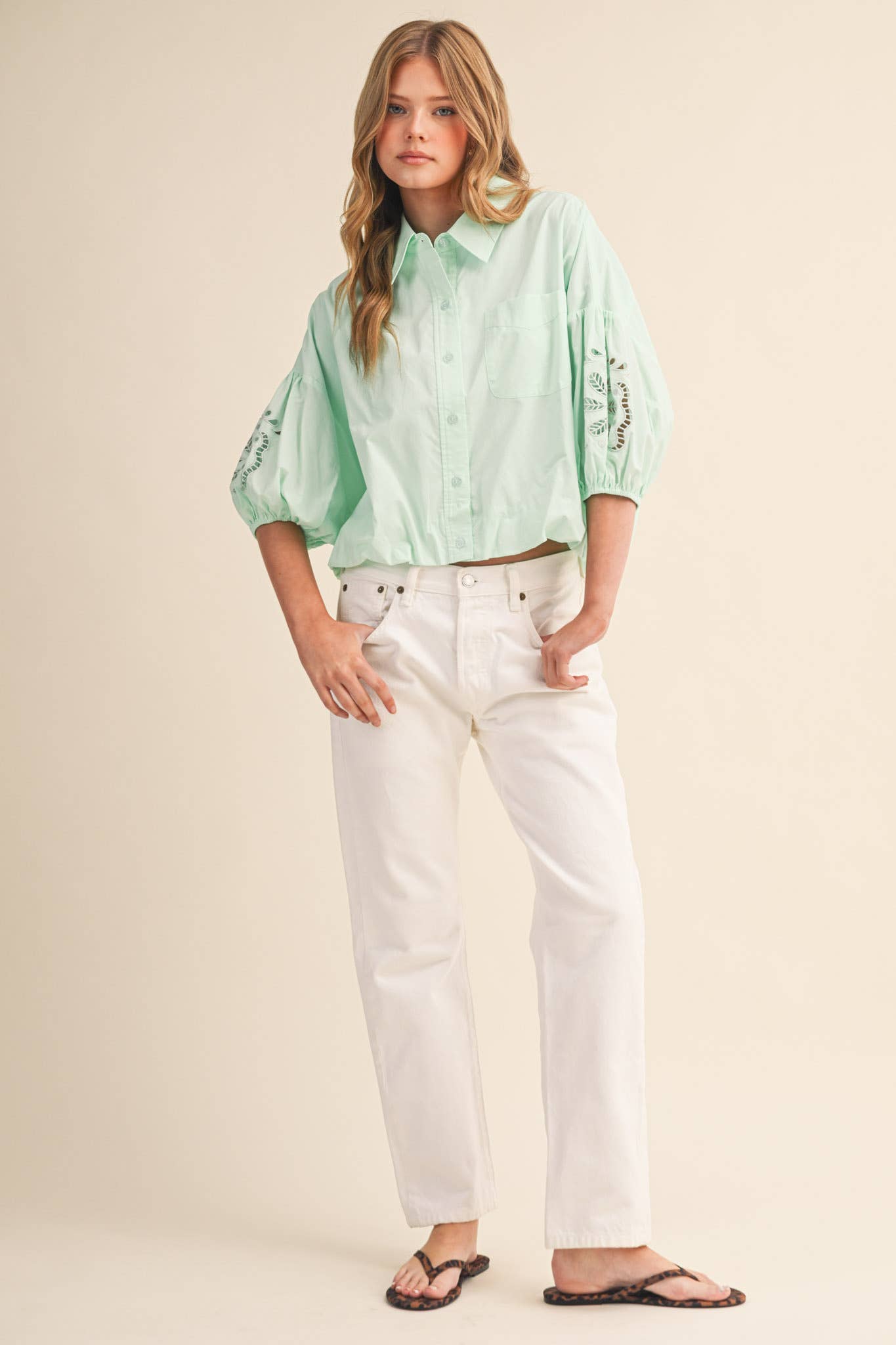 &MERCI – Engroshandel Skjorte med buttondown – til kvinder – UDSKÅRET BRODERET BOBLEÆRME TOP MTP383526