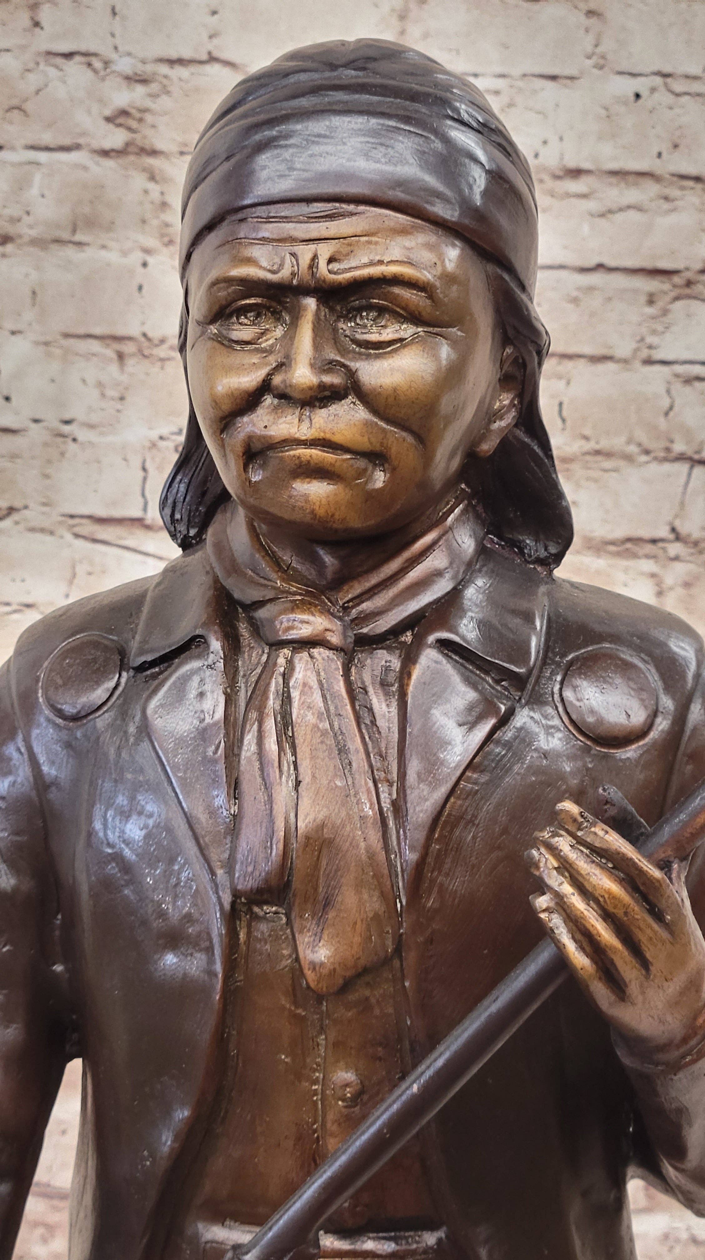 Bronzhaus - Vendita all'ingrosso Scultura - Statuetta in bronzo di Geronimo con fucile realizzata a mano da C.M Russell5