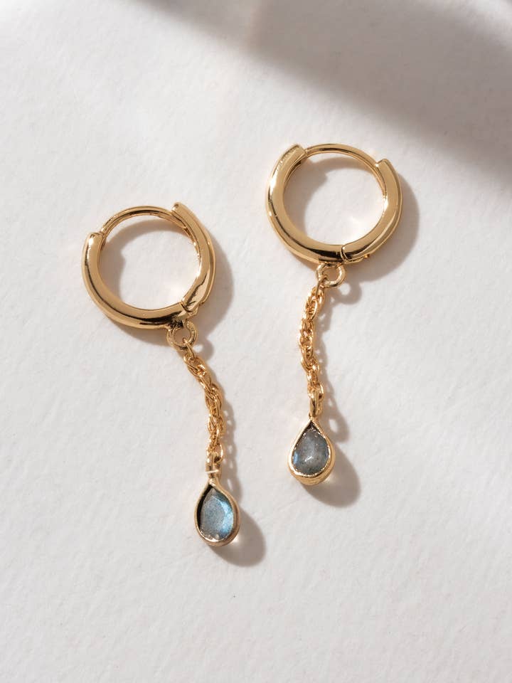 Orecchino a cerchio Misty Huggie - Labradorite per la vendita all'ingrosso da parte di Luna Norte