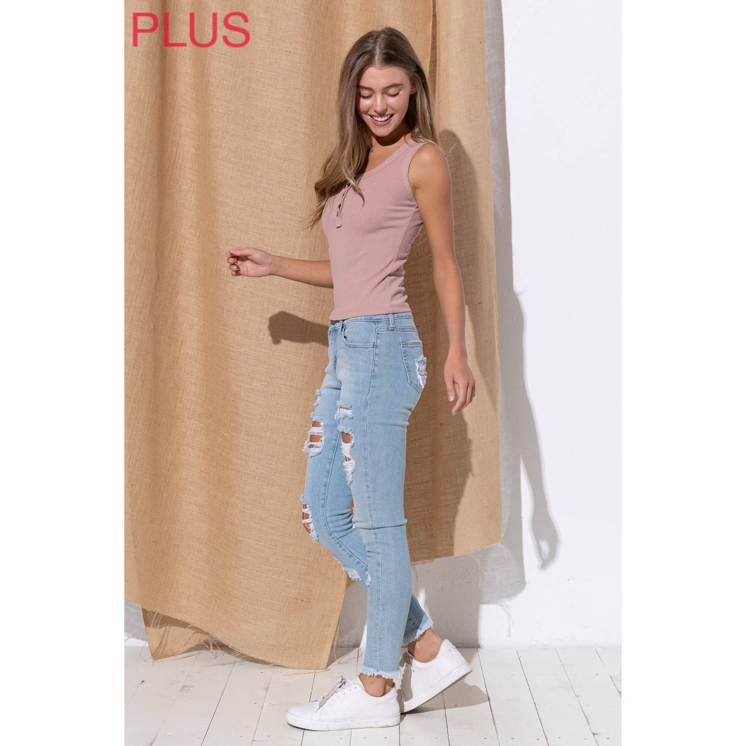 Sweet Generis - Wholesale Tanktop - Dames - PLUS GERIBBELDE HENLEY TANKTOP MET DRUKKNOP19