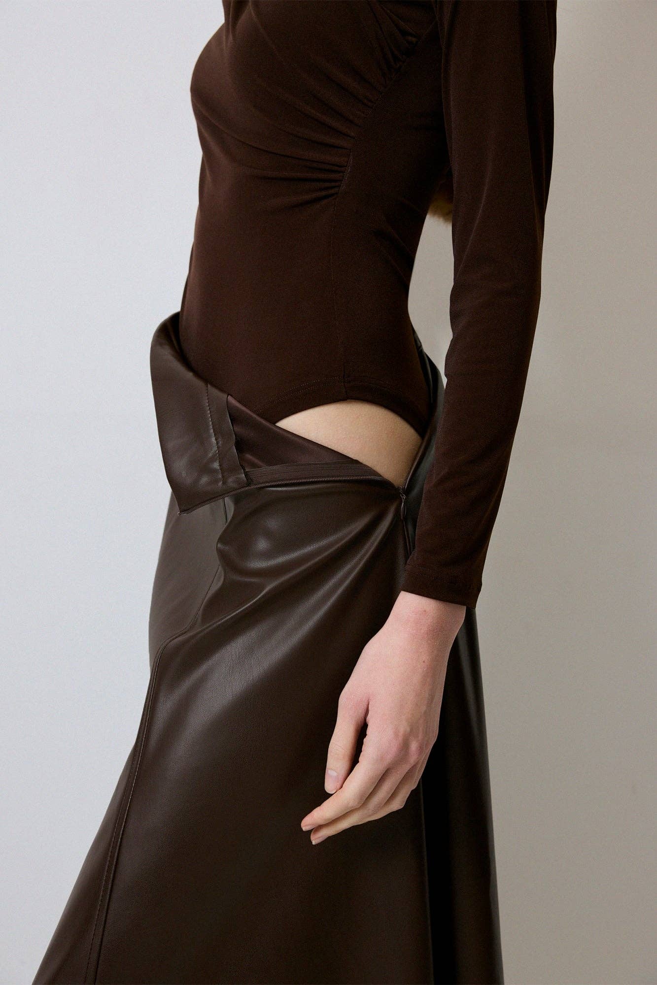 Kahverengi DRAPERAD BODYSUIT för wholesale på Faire3