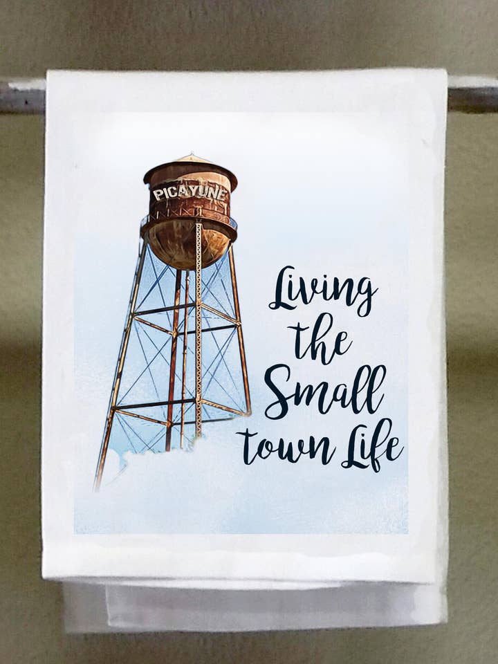 Landhaus-Geschirrtuch, Sonderbestellung, Living the Small Town Life, Wasserturm, Name Drop für den Großhandel von Sassy Talkin