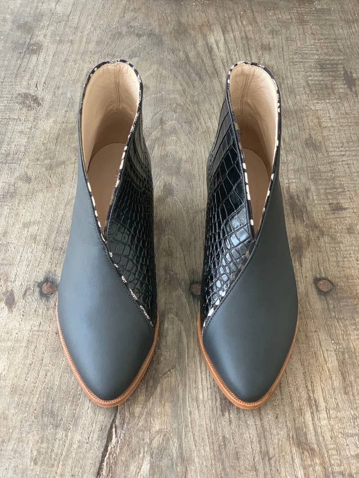 LAURA Crocus Black for wholesale by LUSITANAS