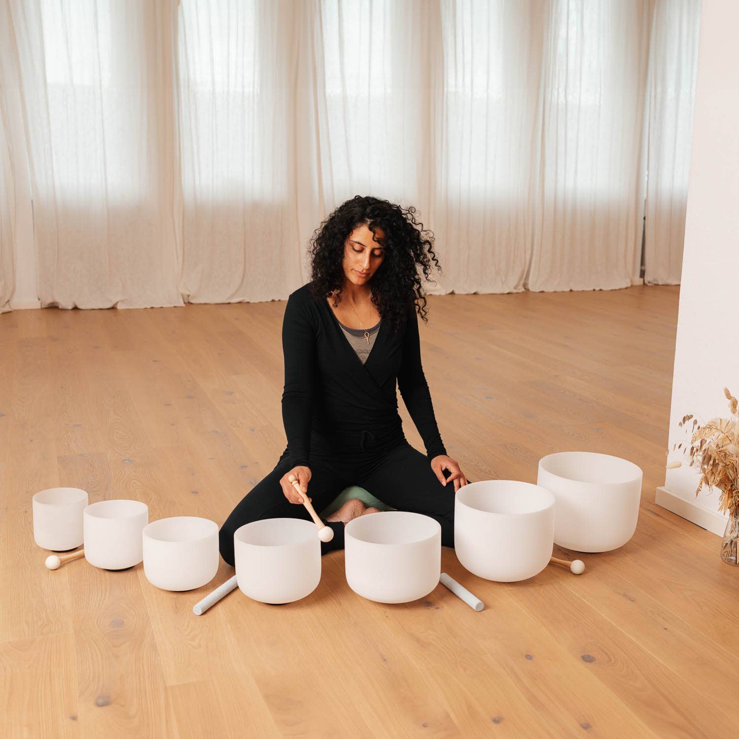 Bodynova - Wholesale Meditation Supplies - 432 Hz crystal singing bowls set, large/7 bowls7
