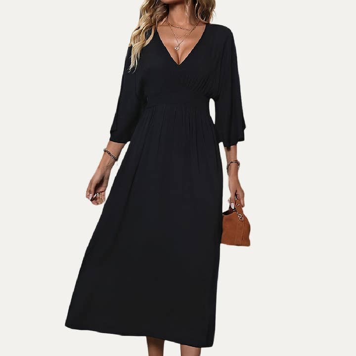 Robe midi gracieuse noire unie à col en V et manches courtes pour la vente par The Moment Collection