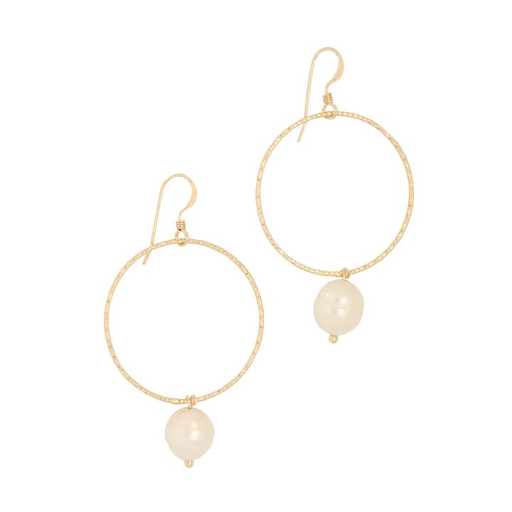 Créoles Radiant Pearl pour la vente par Carolyn Hearn Designs