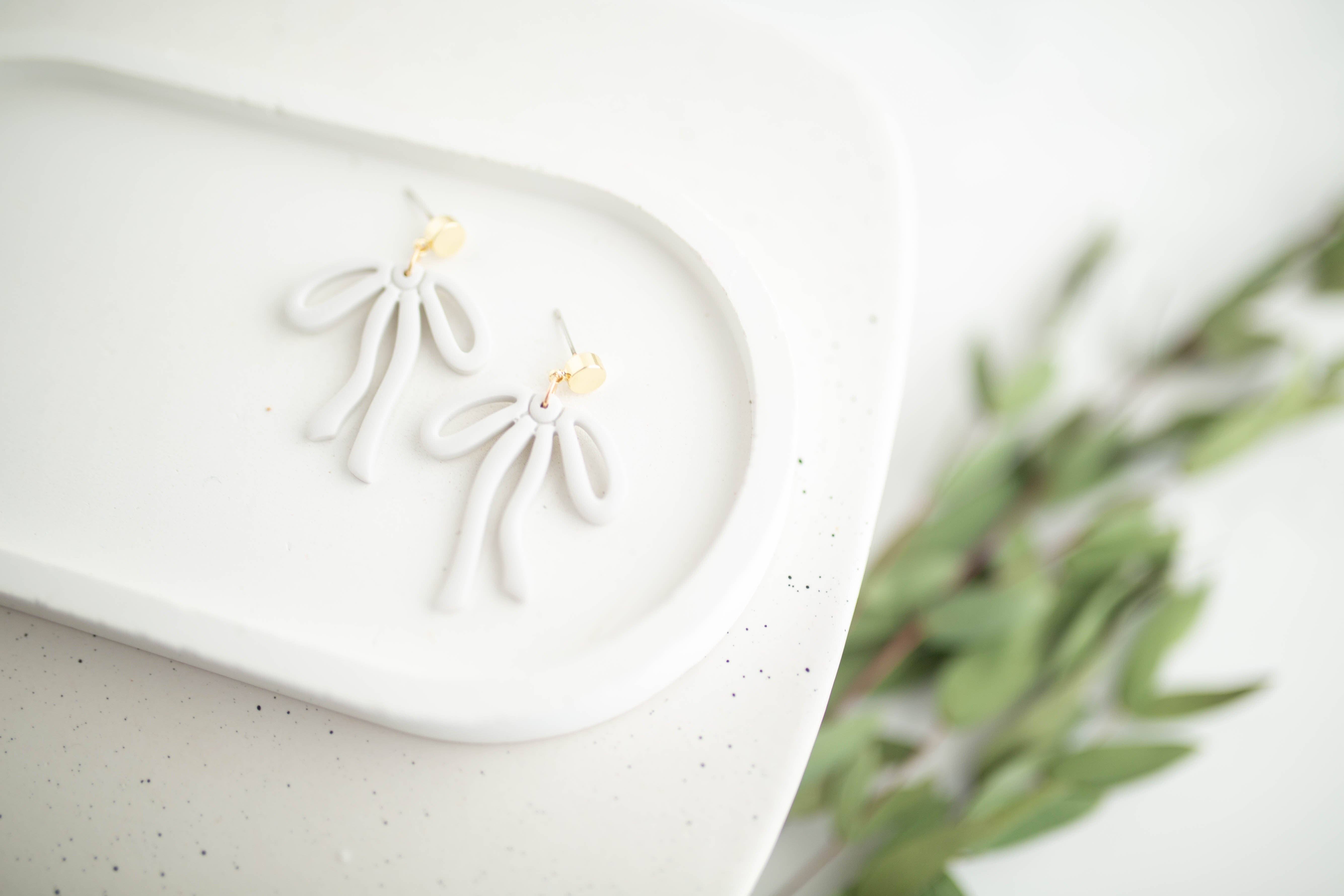 Hazel n Blue - Vente Boucles d'oreilles pendantes - Boucles d'oreilles en argile | Pendants nœud | Collection Terre+Ciel1