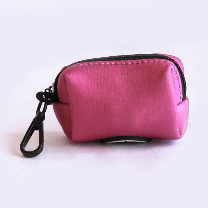 Sac à ramasse-crottes Willow Walks en tissu fuchsia pour la vente par Willow Walks Studio