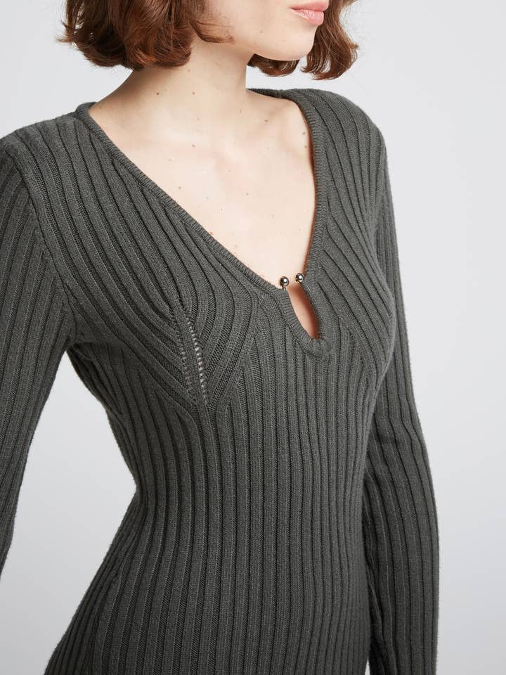 Andy & Lucy – Großhandel Kleid – Damen – KRIS - Langes Strickkleid mit Schlitz und Schmuckkragen5