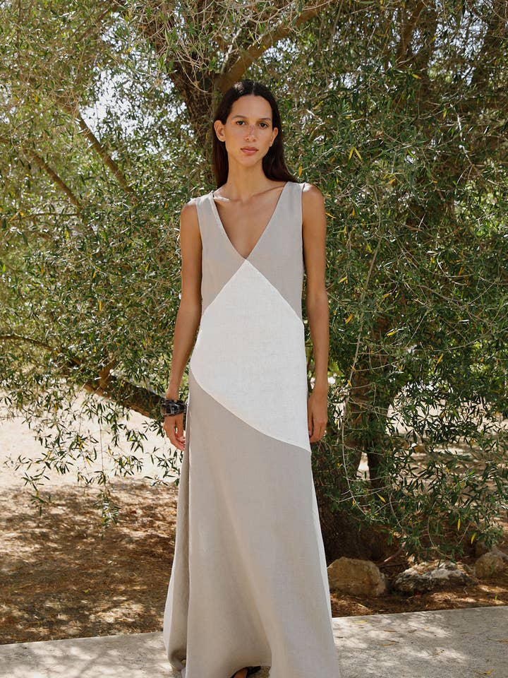 La robe maxi Athena en flocons d'avoine et blanc cassé pour la vente par arkitaip