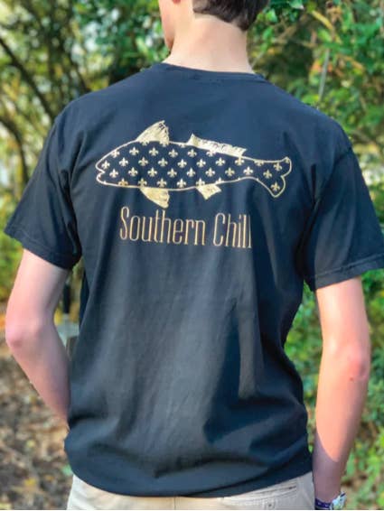 T-shirt à manches courtes avec poche et motif Fleur de Lis Poisson - Noir pour la vente par Southern Chill