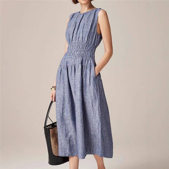 Robe sans manches à rayures bleues et blanches avec plis à la taille pour la vente par Sheer Trend