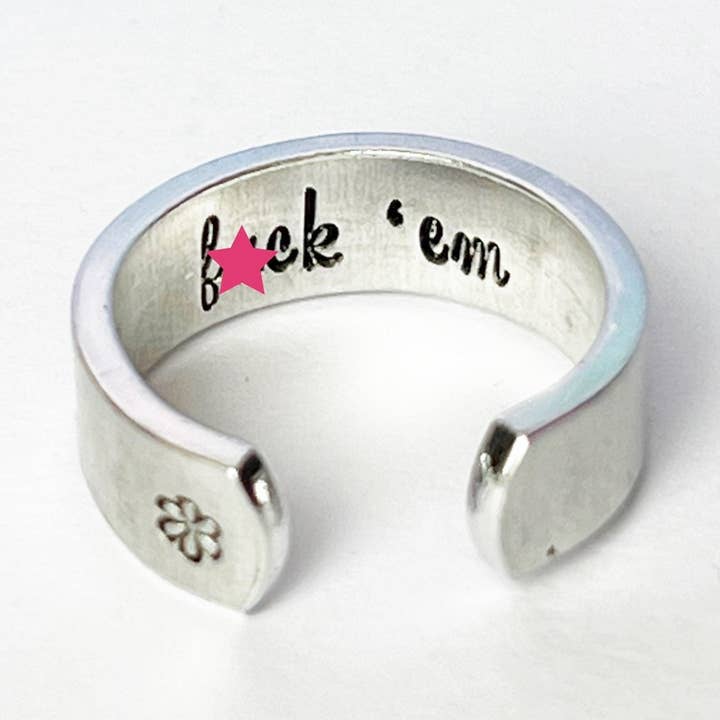 Mot d'honneur caché, bague ajustable, bague estampillée en métal, bague F 'em, bague F* Ck 'Em, bague blasphème, bijoux jurant, juré, mature, offensant pour la vente par Team Neville