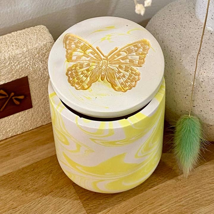 Jessa Eco Gul Medium Ljus - Handgjord Kärl - Fjäril för wholesale av Sol Candles & Scents