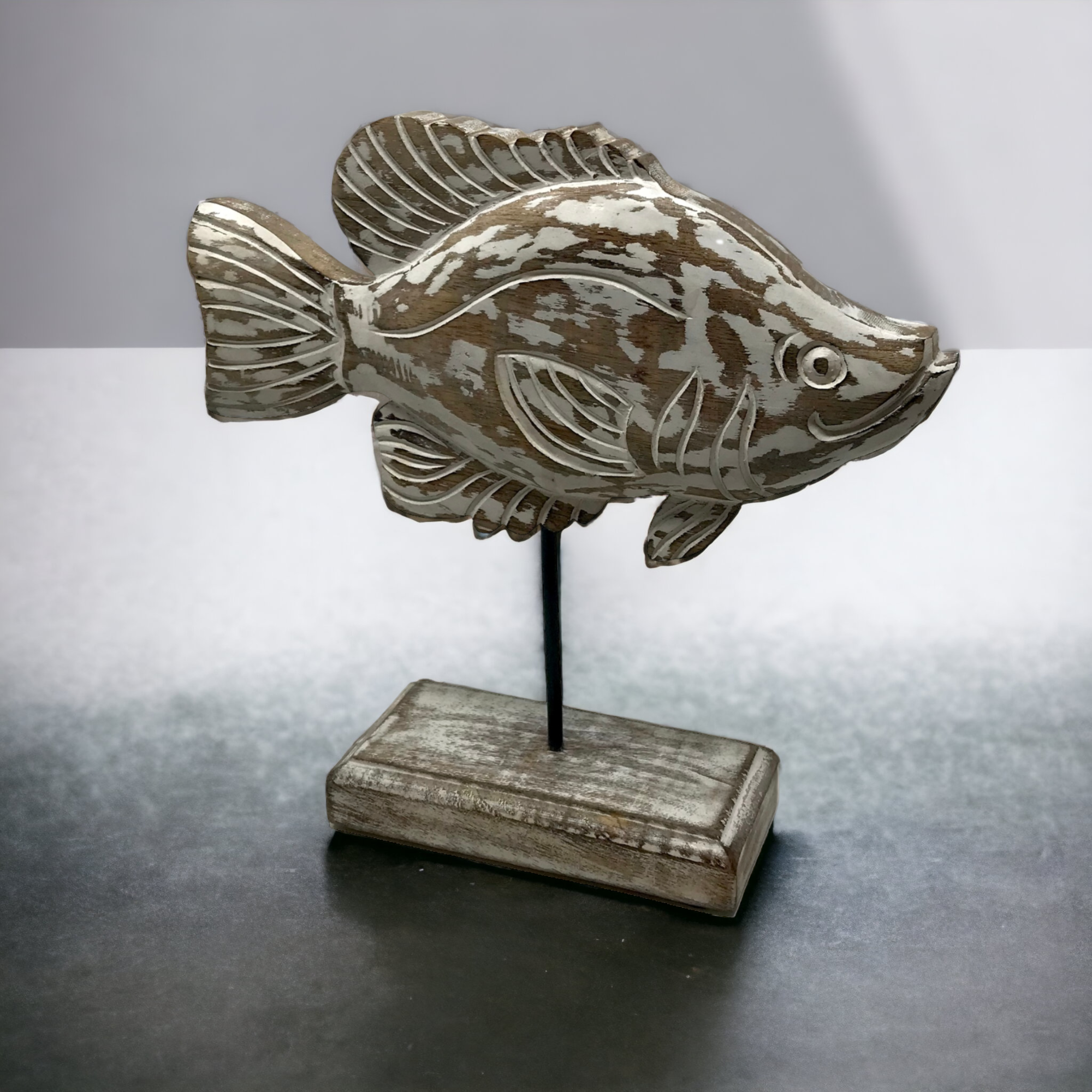 Wilco Home – Engroshandel Skulptur – „Fish Tales“ Feebie Fantail fisk udskåret træ skulptur/stativ4