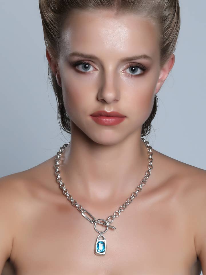 Halsketting met hanger in witte kristalsteen voor wholesale door AVENS