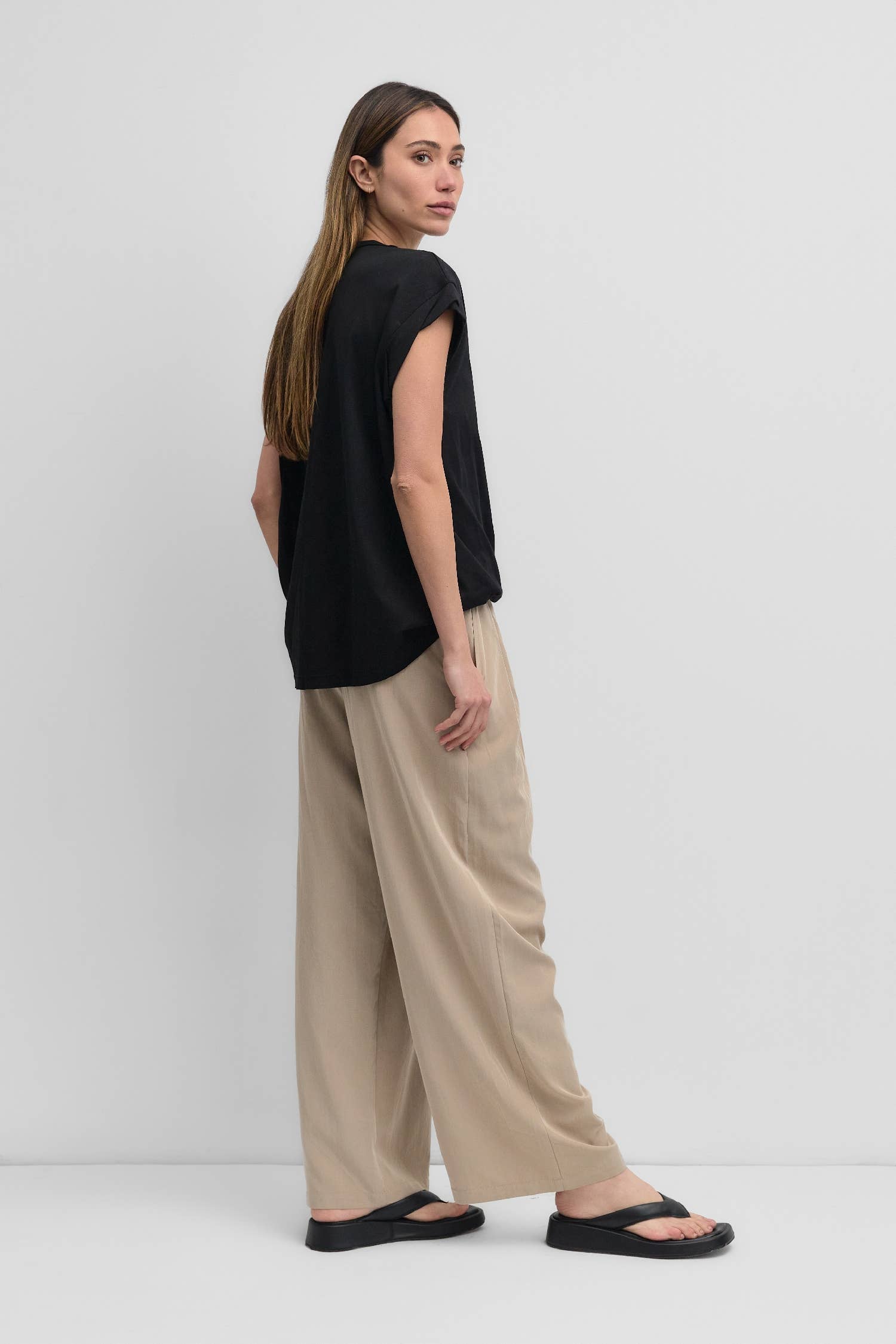 MOD REF - Vendita all'ingrosso Maglietta - Donna - The Remy Top | T-shirt a tunica muscolare con maniche arrotolate10