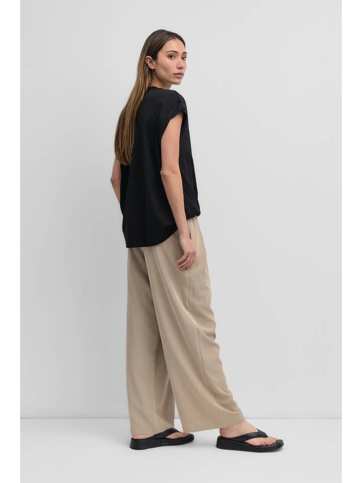 MOD REF - Vendita all'ingrosso Maglietta - Donna - The Remy Top | T-shirt a tunica muscolare con maniche arrotolate10