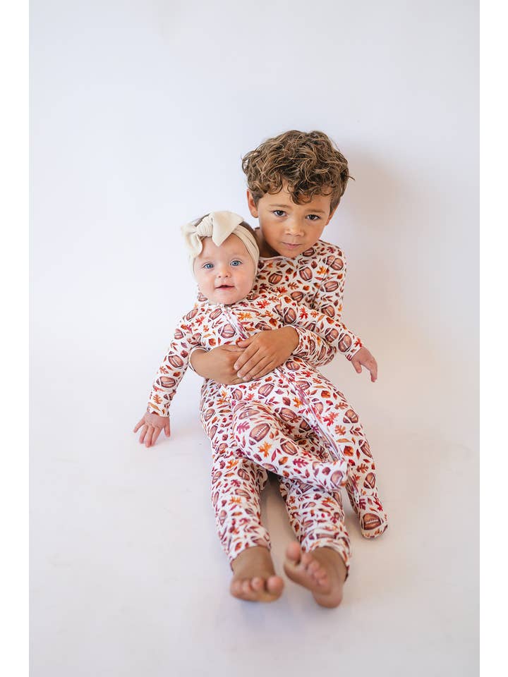Gaia Baby Goods - Vente Haut et bas de pyjama – enfant - Pyjama en coton biologique pour bébés et tout-petits à imprimé football d'automne2
