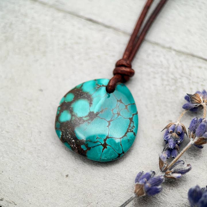 Ciondolo Verde Blu Teal Turchese e Collana in Pelle Marrone Rustico - Stile Boho Southwest - Unisex 20 pollici per la vendita all'ingrosso da parte di Sunlight Silver Jewelry