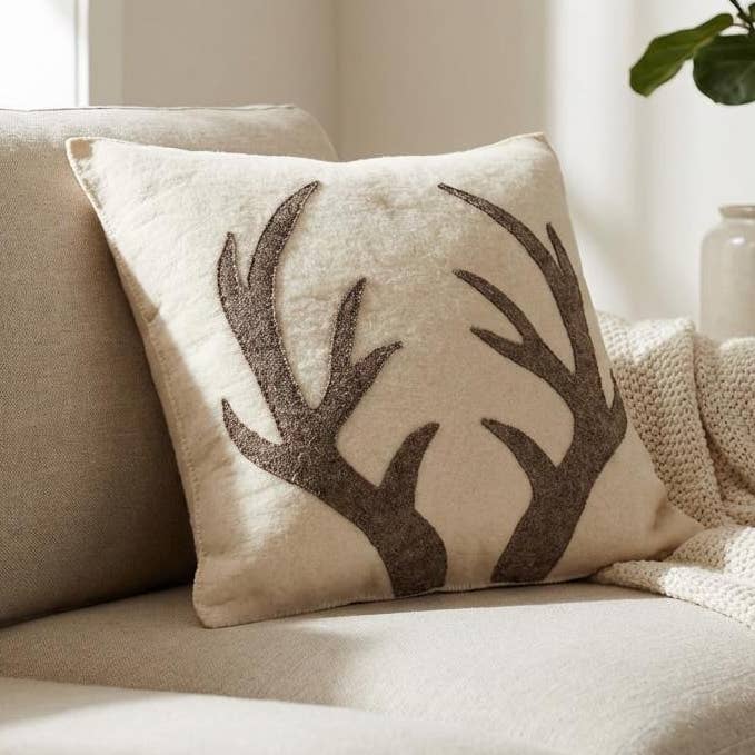 Håndlavet Uldpude - Grå Gevirer på Creme - 20", Lodge for engroshandel hos Arcadia Home