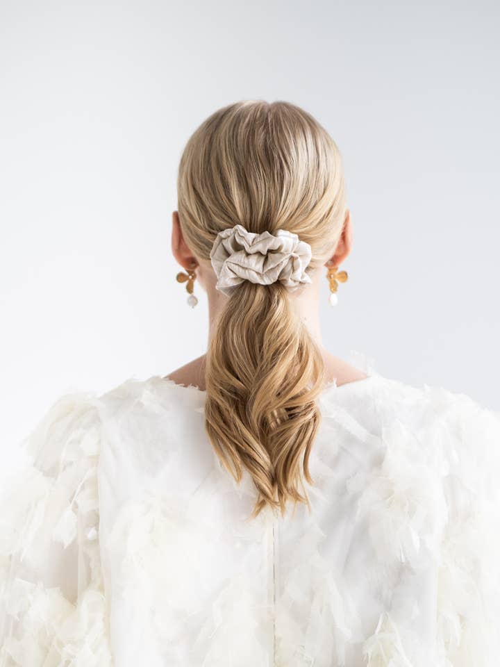 Selena Scrunchie Beige - Normal för wholesale av Little Details Helsinki